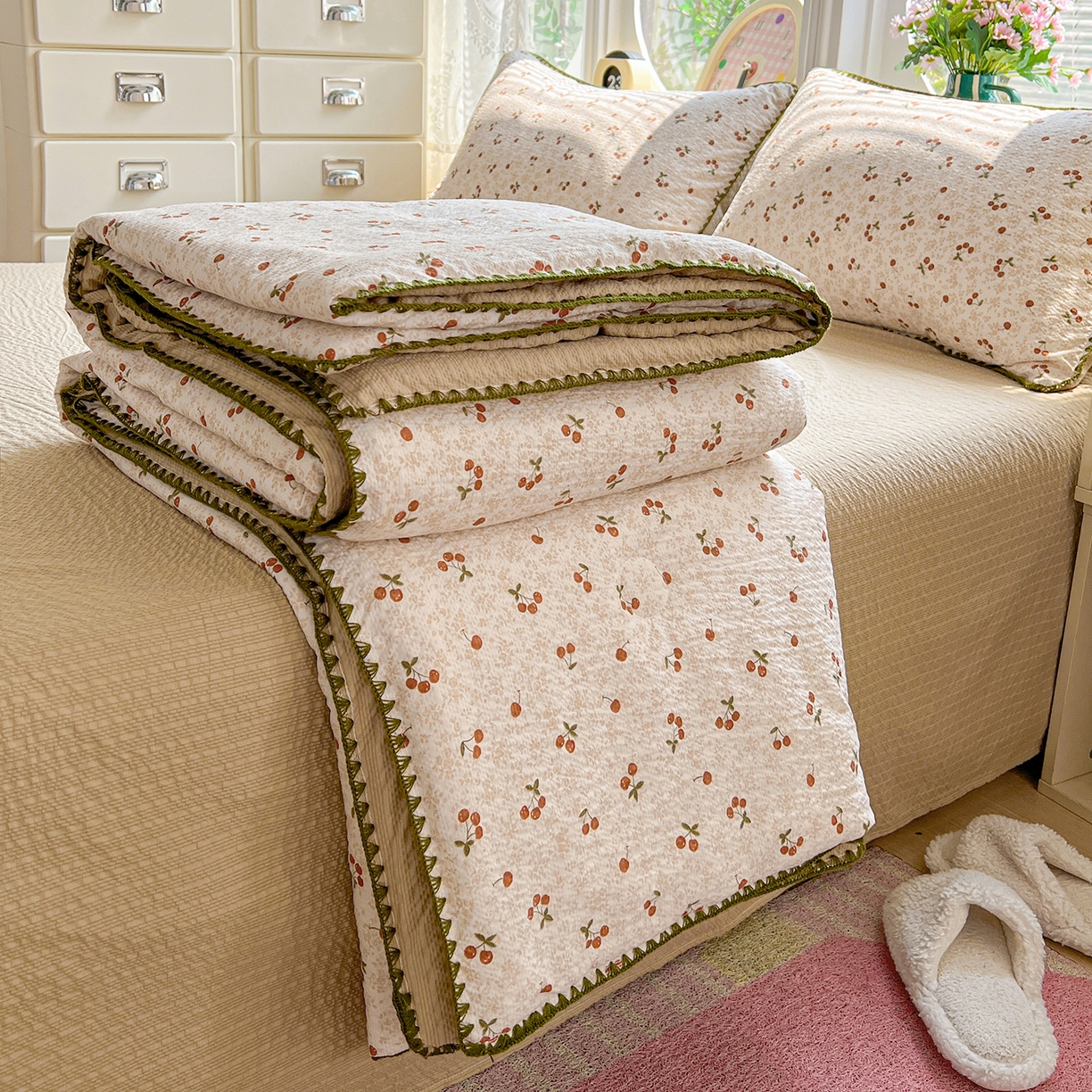 91家纺网 家纺一手货源 找家纺 恒尚居 2026新款A类泡芙纱贝壳边夏被夏凉被四件套空调被三角针绣边 【满地樱桃】贝壳边