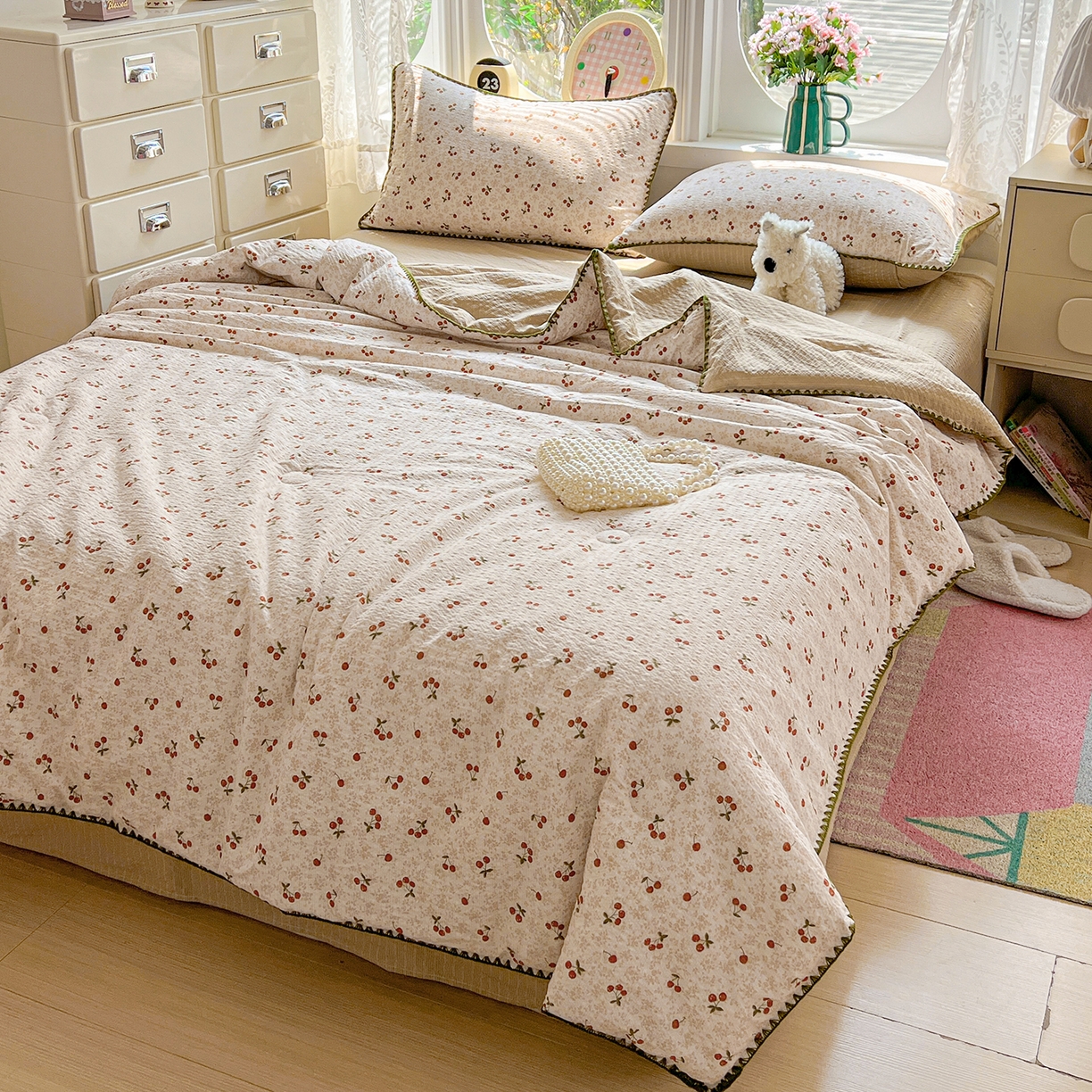 91家纺网 家纺一手货源 找家纺 恒尚居 2026新款A类泡芙纱贝壳边夏被夏凉被四件套空调被三角针绣边 【满地樱桃】贝壳边