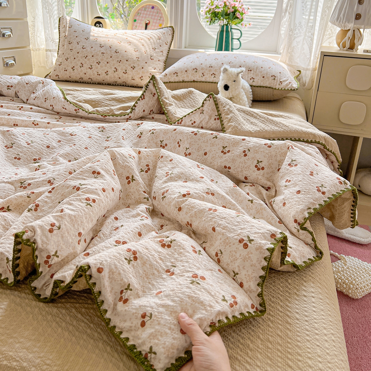 91家纺网 家纺一手货源 找家纺 恒尚居 2026新款A类泡芙纱贝壳边夏被夏凉被四件套空调被三角针绣边 【满地樱桃】贝壳边