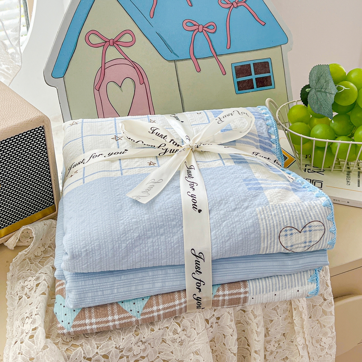 91家纺网 家纺一手货源 找家纺 恒尚居 2026新款A类泡芙纱贝壳边夏被夏凉被四件套空调被三角针绣边 【拼格奶蓝】贝壳边