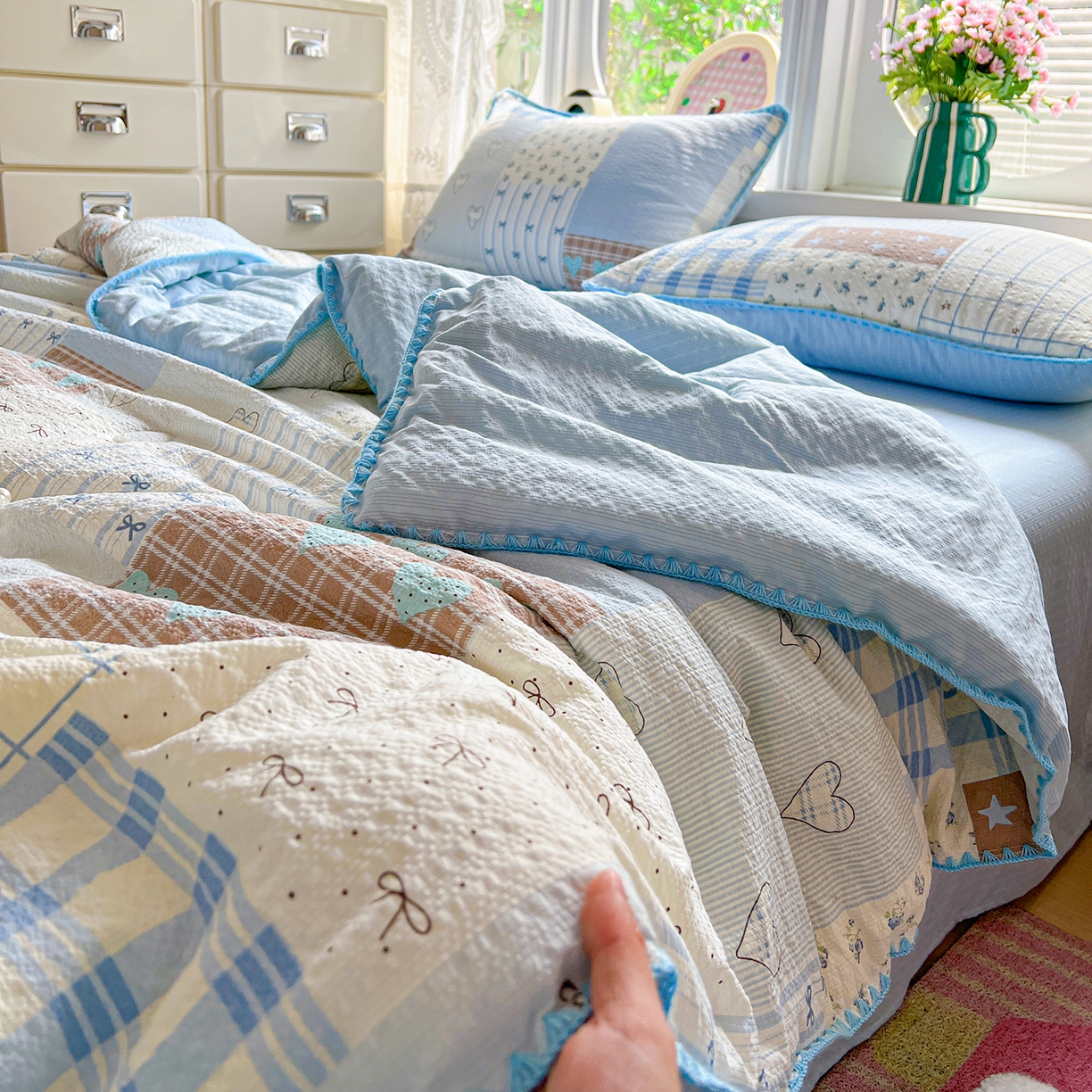 91家纺网 家纺一手货源 找家纺 恒尚居 2026新款A类泡芙纱贝壳边夏被夏凉被四件套空调被三角针绣边 【拼格奶蓝】贝壳边