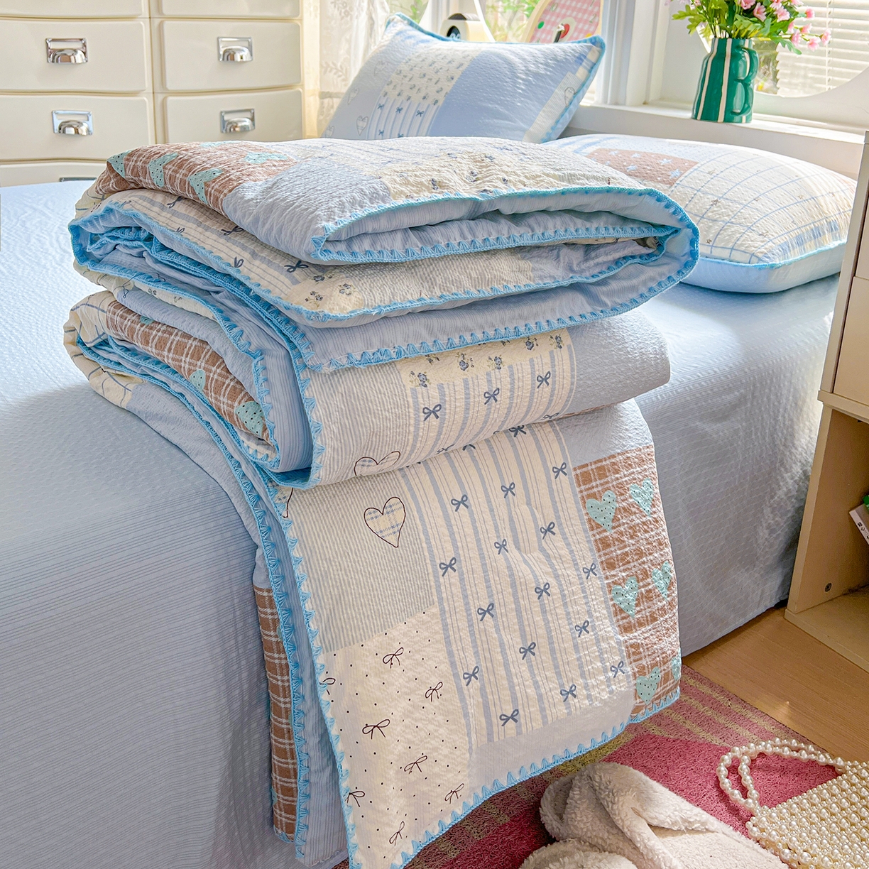 91家纺网 家纺一手货源 找家纺 恒尚居 2026新款A类泡芙纱贝壳边夏被夏凉被四件套空调被三角针绣边 【拼格奶蓝】贝壳边