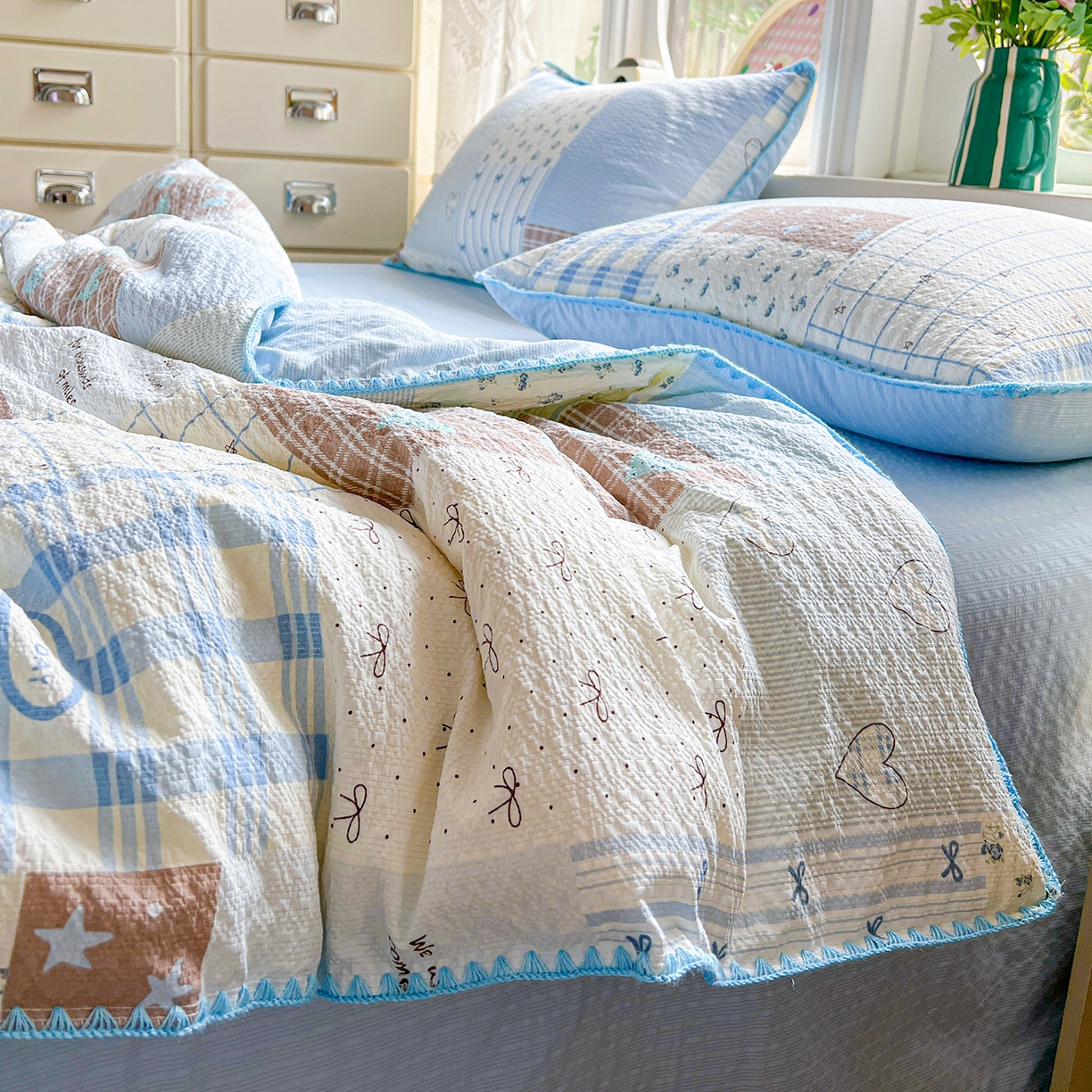 91家纺网 家纺一手货源 找家纺 恒尚居 2026新款A类泡芙纱贝壳边夏被夏凉被四件套空调被三角针绣边 【拼格奶蓝】贝壳边