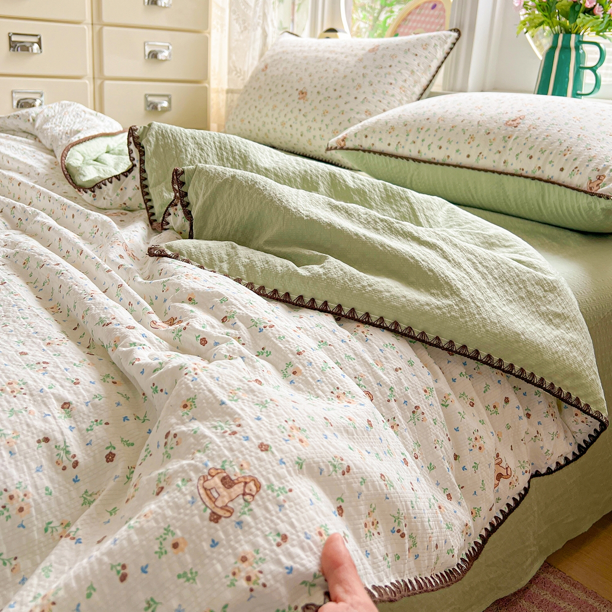 91家纺网 家纺一手货源 找家纺 恒尚居 2026新款A类泡芙纱贝壳边夏被夏凉被四件套空调被三角针绣边 【碎花摇摇马】贝壳边