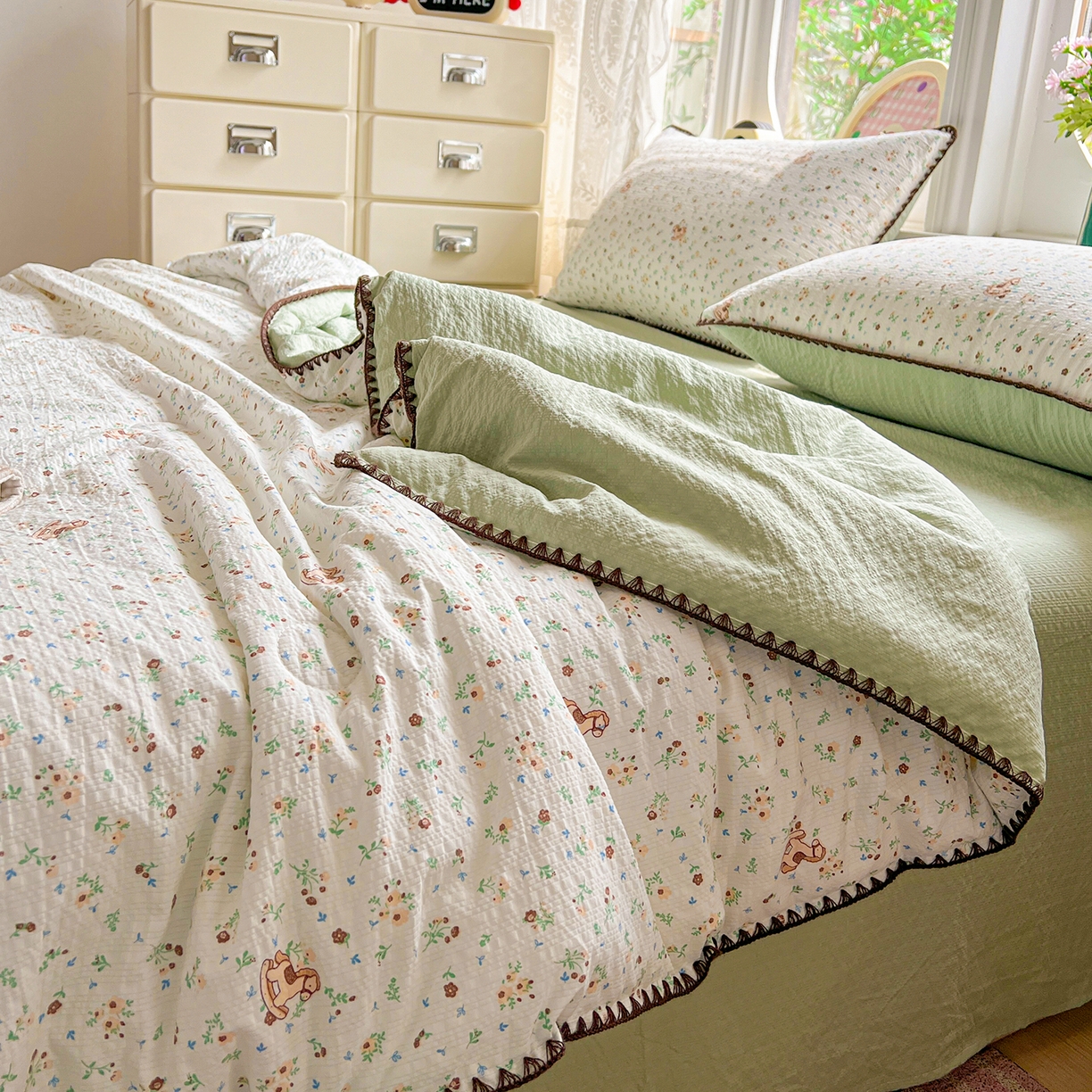 91家纺网 家纺一手货源 找家纺 恒尚居 2026新款A类泡芙纱贝壳边夏被夏凉被四件套空调被三角针绣边 【碎花摇摇马】贝壳边