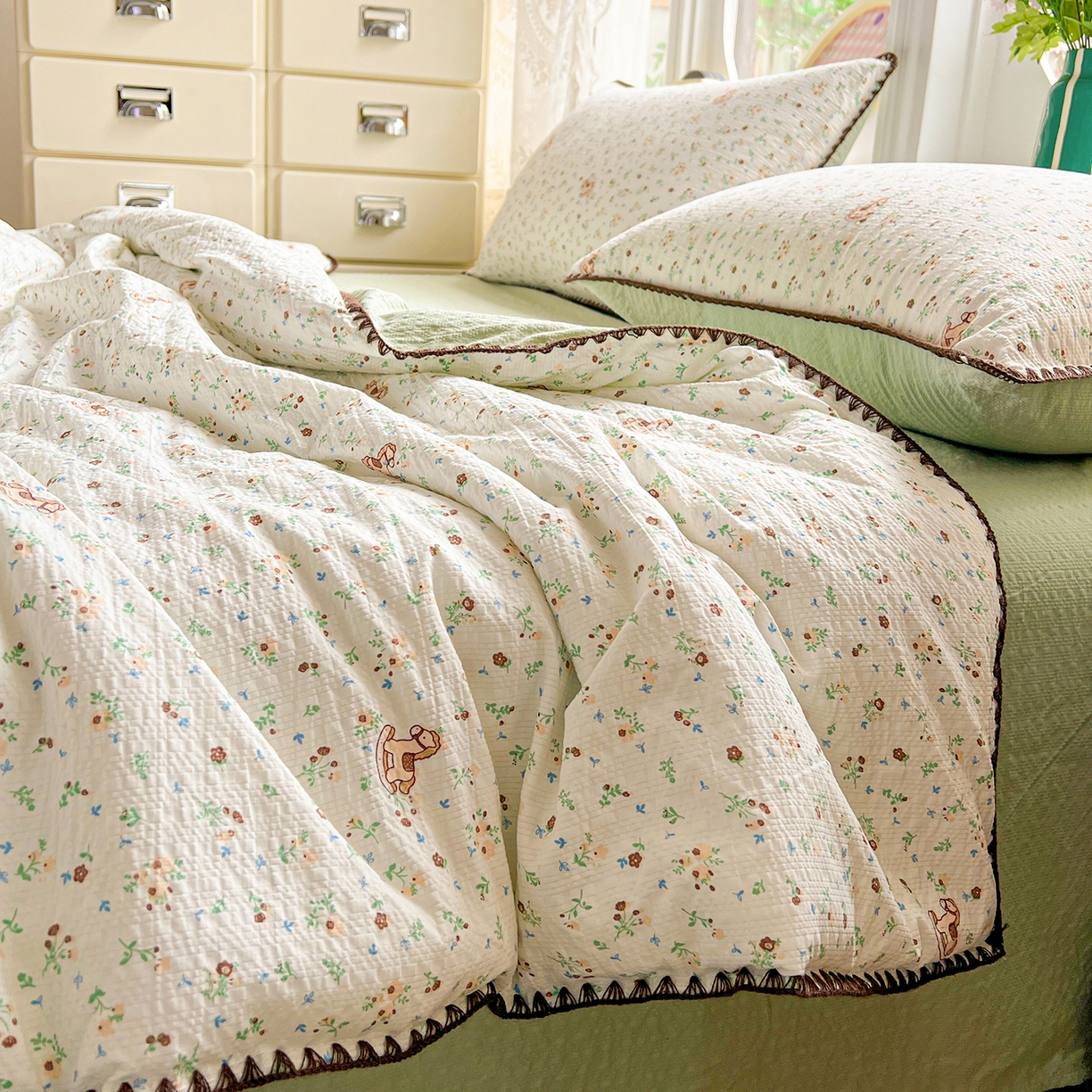 91家纺网 家纺一手货源 找家纺 恒尚居 2026新款A类泡芙纱贝壳边夏被夏凉被四件套空调被三角针绣边 【碎花摇摇马】贝壳边