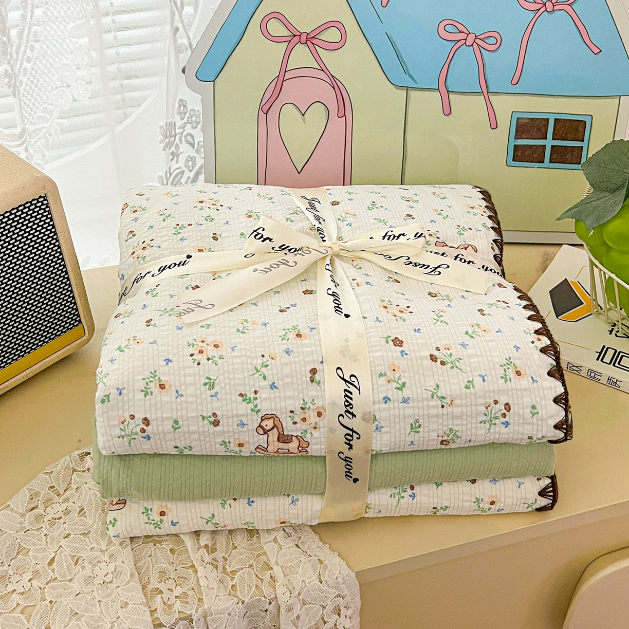 91家纺网 家纺一手货源 找家纺 恒尚居 2026新款A类泡芙纱贝壳边夏被夏凉被四件套空调被三角针绣边 【碎花摇摇马】贝壳边