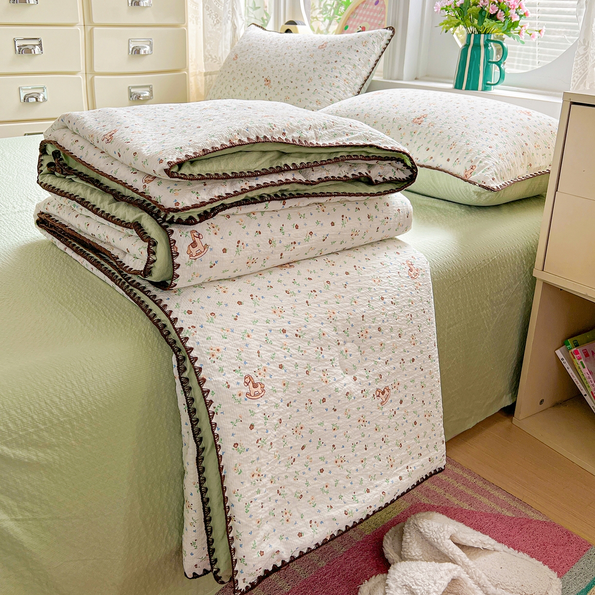 91家纺网 家纺一手货源 找家纺 恒尚居 2026新款A类泡芙纱贝壳边夏被夏凉被四件套空调被三角针绣边 【碎花摇摇马】贝壳边