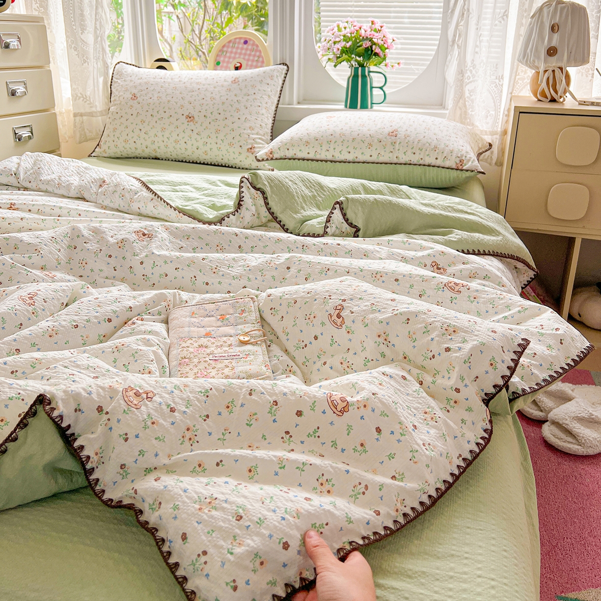 91家纺网 家纺一手货源 找家纺 恒尚居 2026新款A类泡芙纱贝壳边夏被夏凉被四件套空调被三角针绣边 【碎花摇摇马】贝壳边