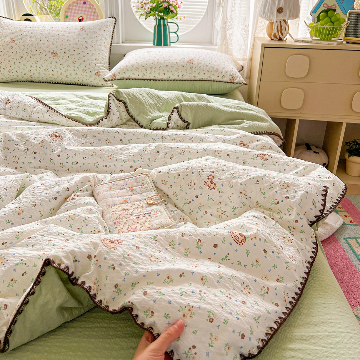 91家纺网 家纺一手货源 找家纺 恒尚居 2026新款A类泡芙纱贝壳边夏被夏凉被四件套空调被三角针绣边 【碎花摇摇马】贝壳边