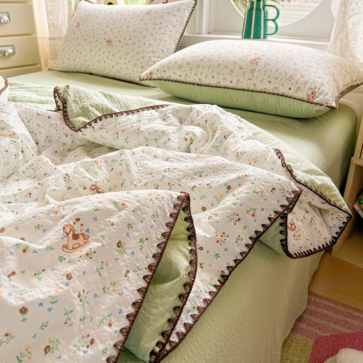 91家纺网 家纺一手货源 找家纺 恒尚居 2026新款A类泡芙纱贝壳边夏被夏凉被四件套空调被三角针绣边 【碎花摇摇马】贝壳边