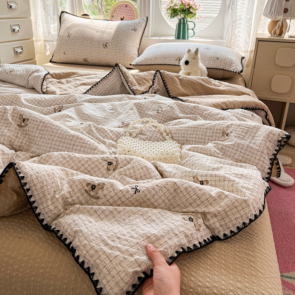 91家纺网 家纺一手货源 找家纺 恒尚居 2026新款A类泡芙纱贝壳边夏被夏凉被四件套空调被三角针绣边 【细格木马】贝壳边