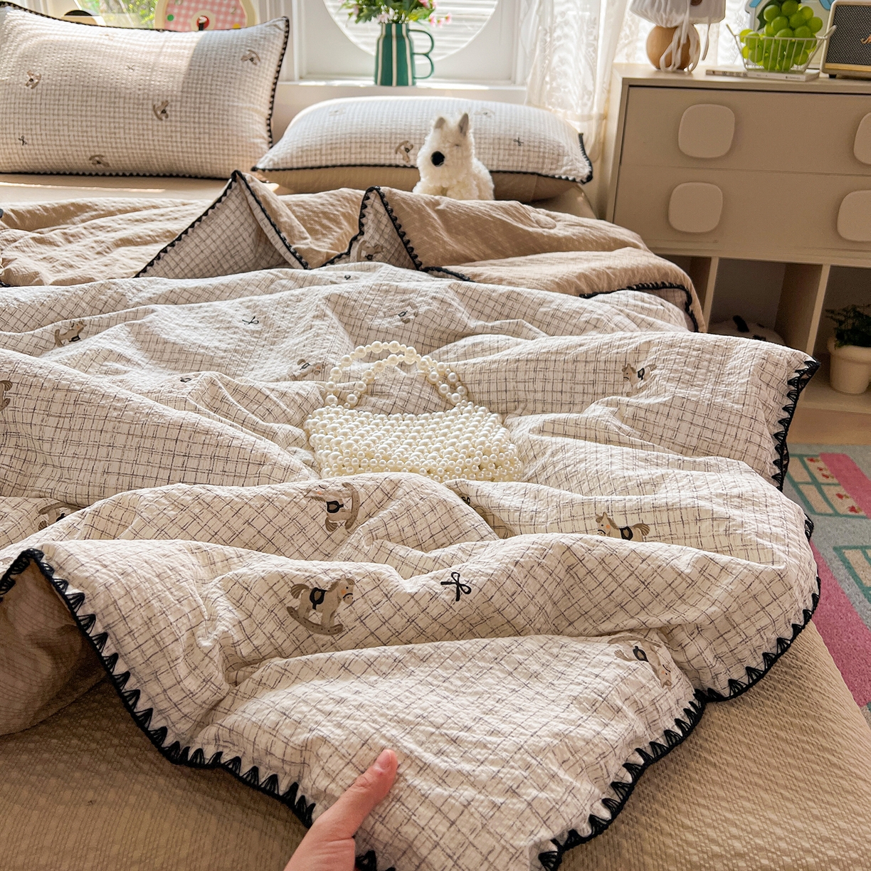 91家纺网 家纺一手货源 找家纺 恒尚居 2026新款A类泡芙纱贝壳边夏被夏凉被四件套空调被三角针绣边 【细格木马】贝壳边