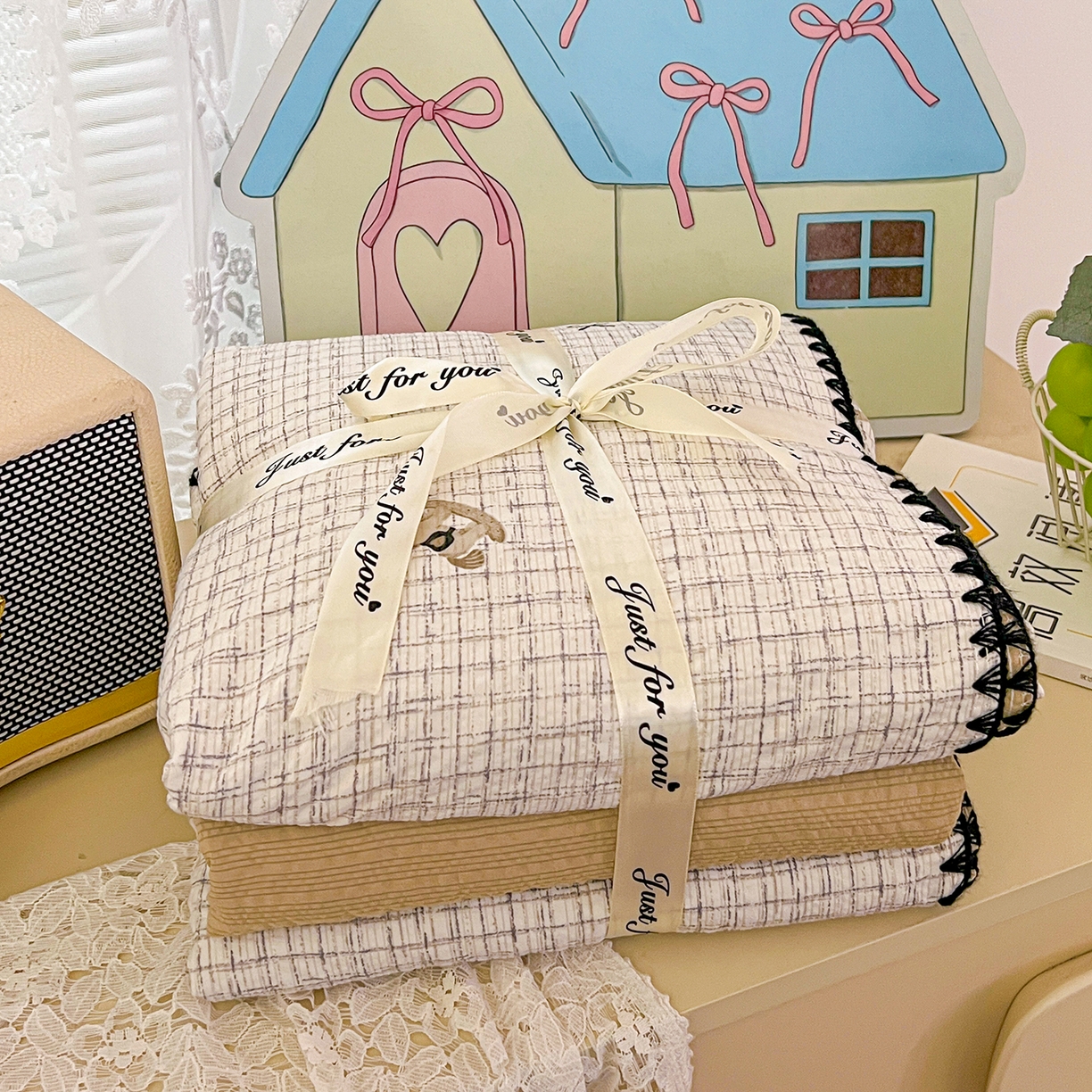 91家纺网 家纺一手货源 找家纺 恒尚居 2026新款A类泡芙纱贝壳边夏被夏凉被四件套空调被三角针绣边 【细格木马】贝壳边