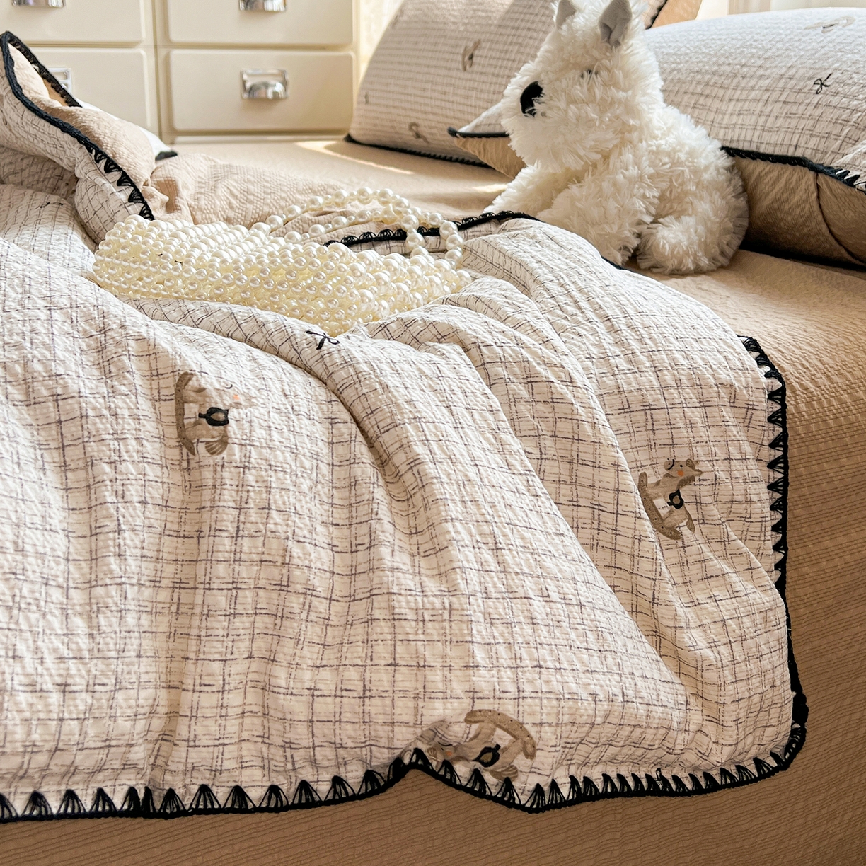 91家纺网 家纺一手货源 找家纺 恒尚居 2026新款A类泡芙纱贝壳边夏被夏凉被四件套空调被三角针绣边 【细格木马】贝壳边