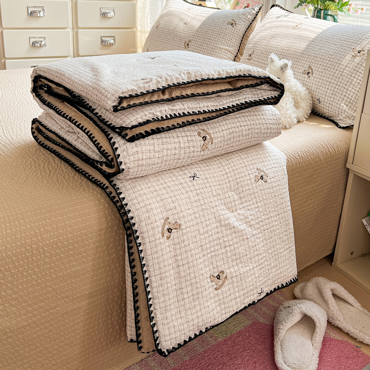 91家纺网 家纺一手货源 找家纺 恒尚居 2026新款A类泡芙纱贝壳边夏被夏凉被四件套空调被三角针绣边 【细格木马】贝壳边