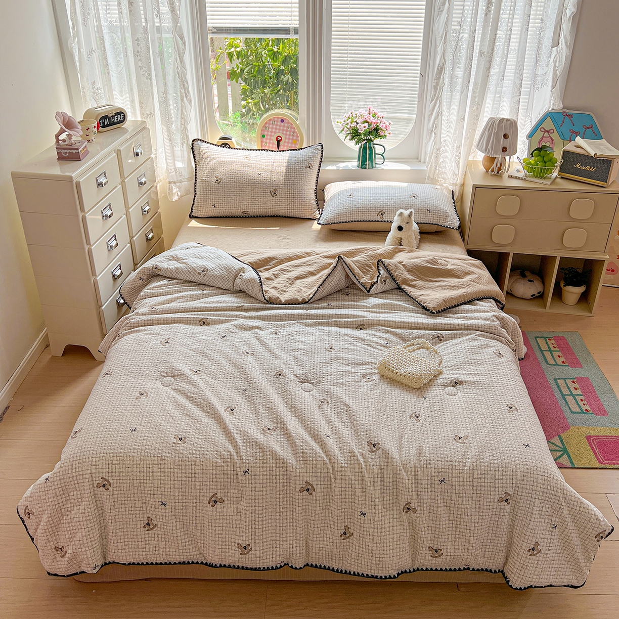 91家纺网 家纺一手货源 找家纺 恒尚居 2026新款A类泡芙纱贝壳边夏被夏凉被四件套空调被三角针绣边 【细格木马】贝壳边