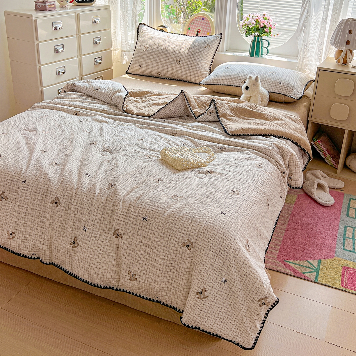 91家纺网 家纺一手货源 找家纺 恒尚居 2026新款A类泡芙纱贝壳边夏被夏凉被四件套空调被三角针绣边 【细格木马】贝壳边