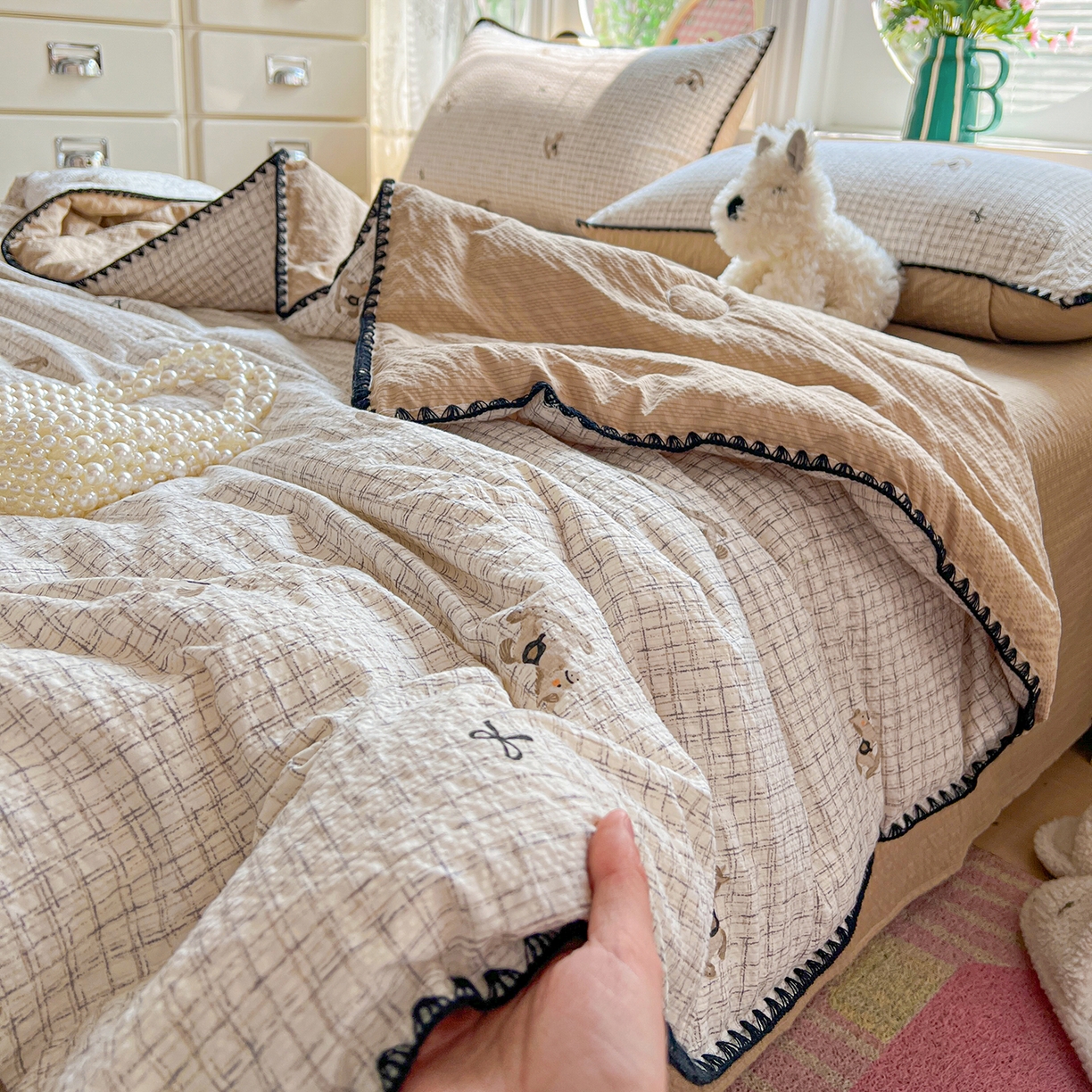91家纺网 家纺一手货源 找家纺 恒尚居 2026新款A类泡芙纱贝壳边夏被夏凉被四件套空调被三角针绣边 【细格木马】贝壳边