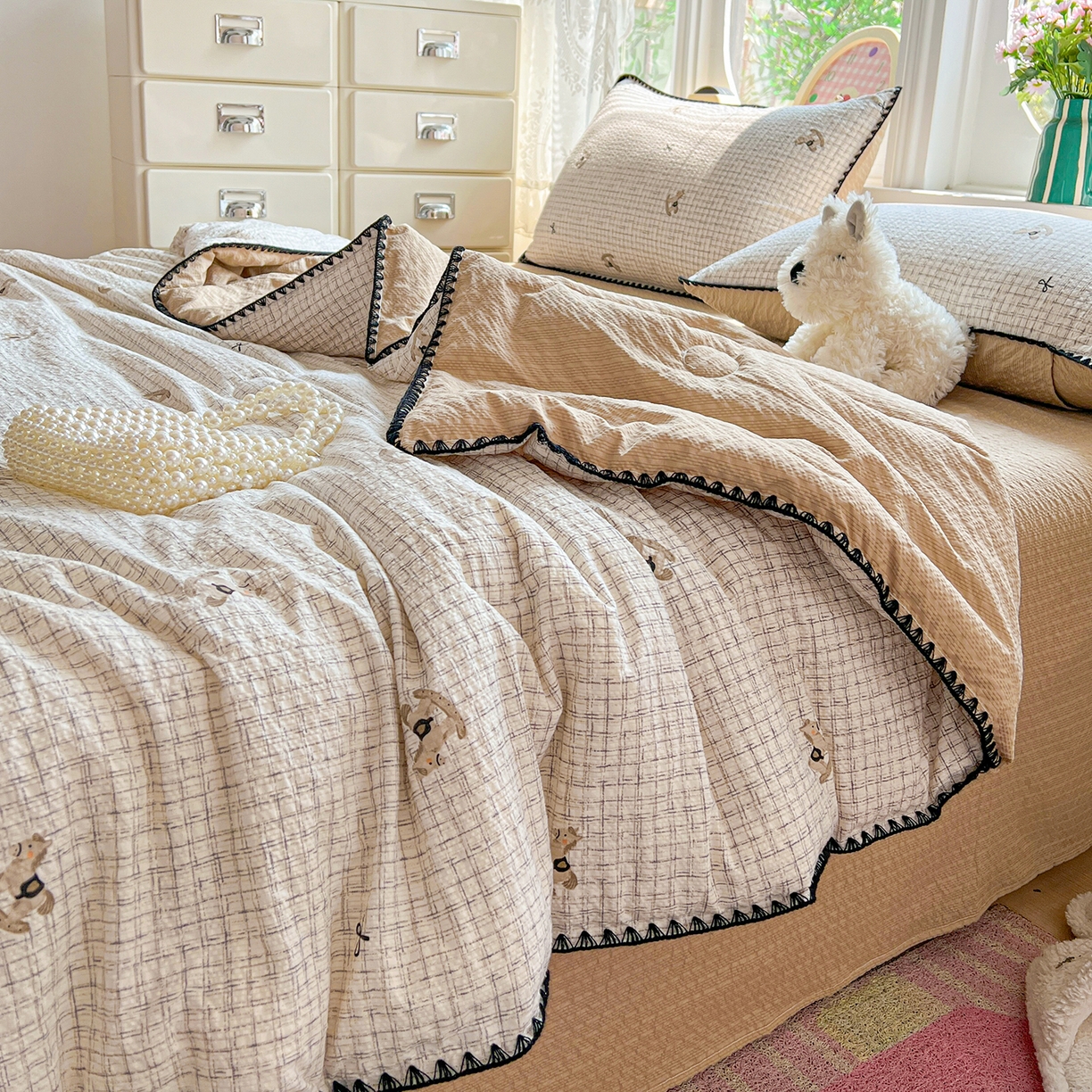 91家纺网 家纺一手货源 找家纺 恒尚居 2026新款A类泡芙纱贝壳边夏被夏凉被四件套空调被三角针绣边 【细格木马】贝壳边