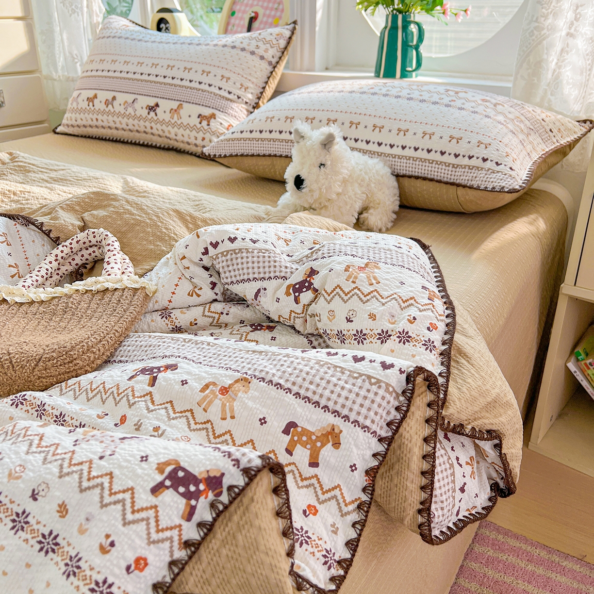 91家纺网 家纺一手货源 找家纺 恒尚居 2026新款A类泡芙纱贝壳边夏被夏凉被四件套空调被三角针绣边 【小马奔腾】贝壳边