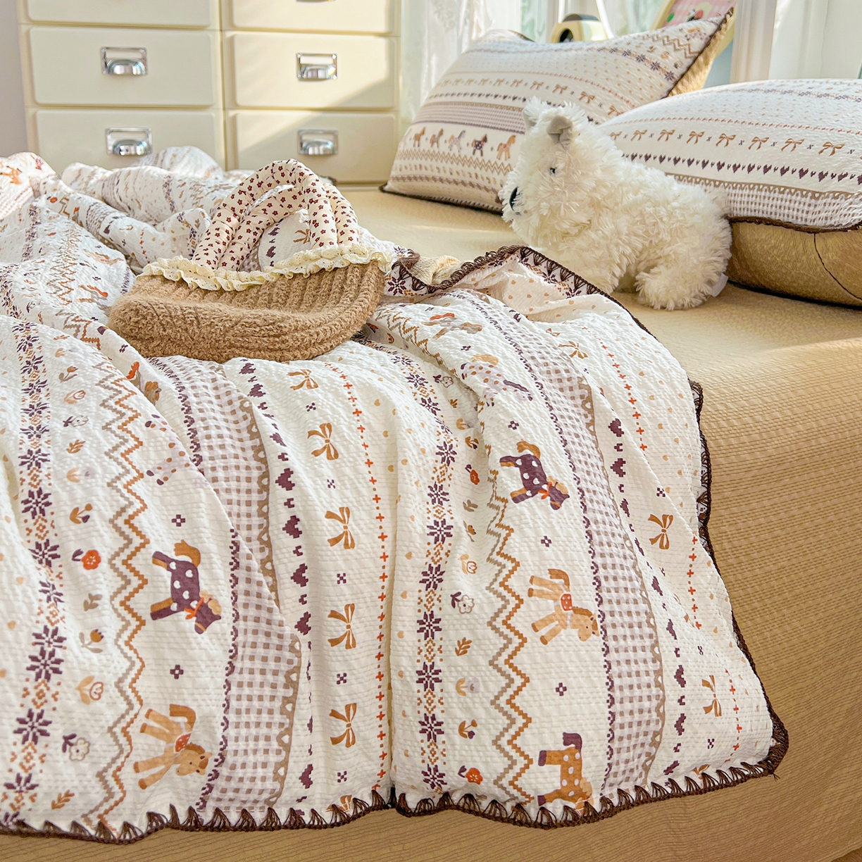 91家纺网 家纺一手货源 找家纺 恒尚居 2026新款A类泡芙纱贝壳边夏被夏凉被四件套空调被三角针绣边 【小马奔腾】贝壳边