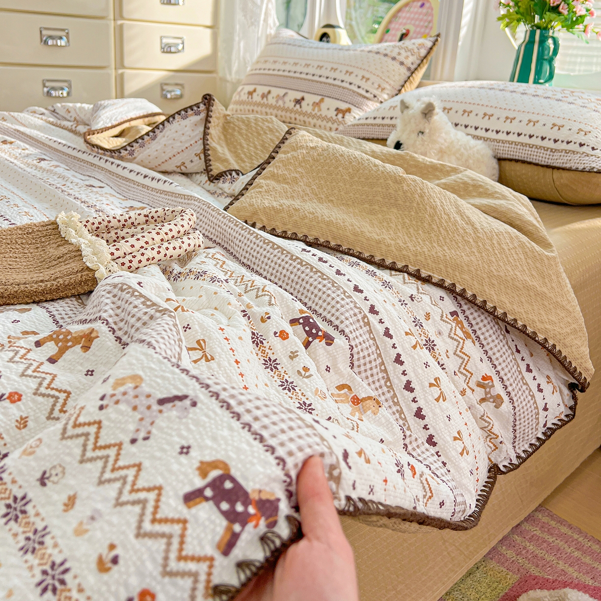 91家纺网 家纺一手货源 找家纺 恒尚居 2026新款A类泡芙纱贝壳边夏被夏凉被四件套空调被三角针绣边 【小马奔腾】贝壳边