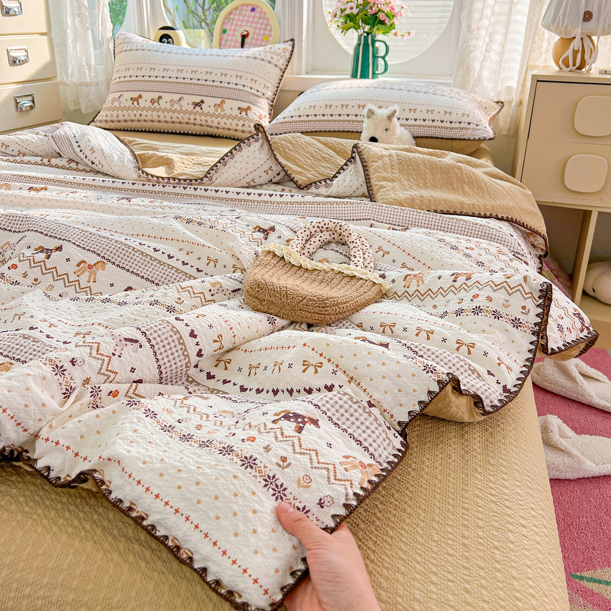 91家纺网 家纺一手货源 找家纺 恒尚居 2026新款A类泡芙纱贝壳边夏被夏凉被四件套空调被三角针绣边 【小马奔腾】贝壳边