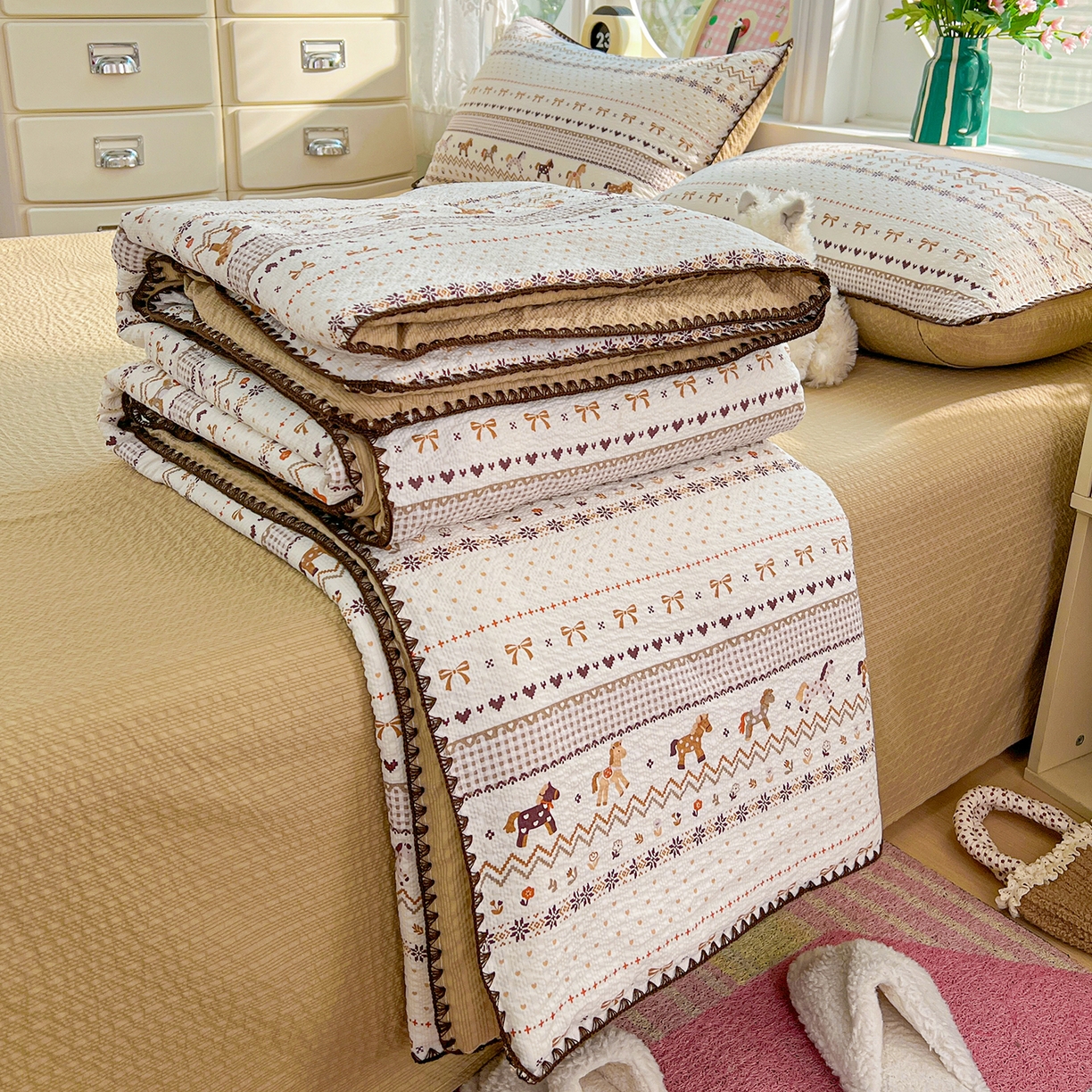 91家纺网 家纺一手货源 找家纺 恒尚居 2026新款A类泡芙纱贝壳边夏被夏凉被四件套空调被三角针绣边 【小马奔腾】贝壳边