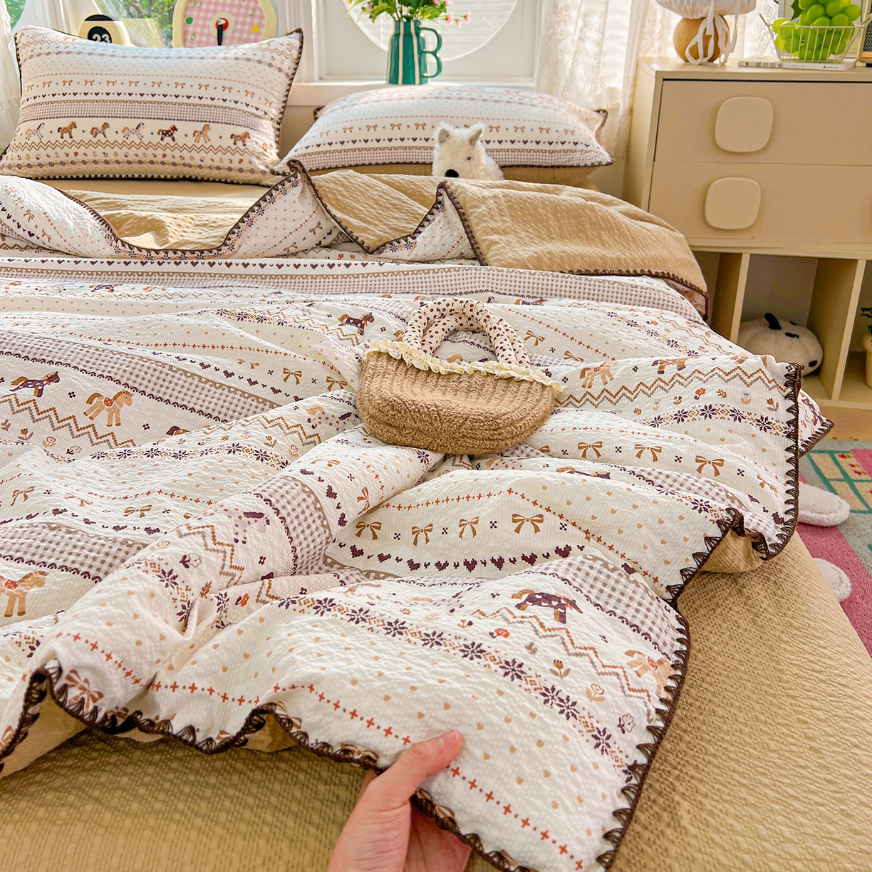 91家纺网 家纺一手货源 找家纺 恒尚居 2026新款A类泡芙纱贝壳边夏被夏凉被四件套空调被三角针绣边 【小马奔腾】贝壳边