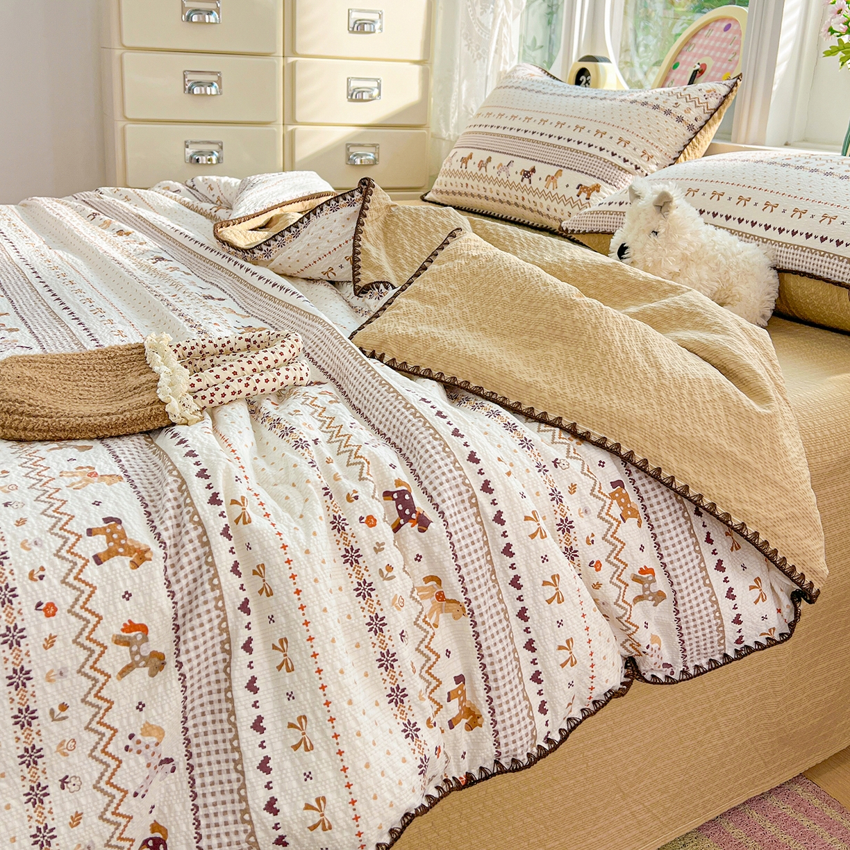 91家纺网 家纺一手货源 找家纺 恒尚居 2026新款A类泡芙纱贝壳边夏被夏凉被四件套空调被三角针绣边 【小马奔腾】贝壳边