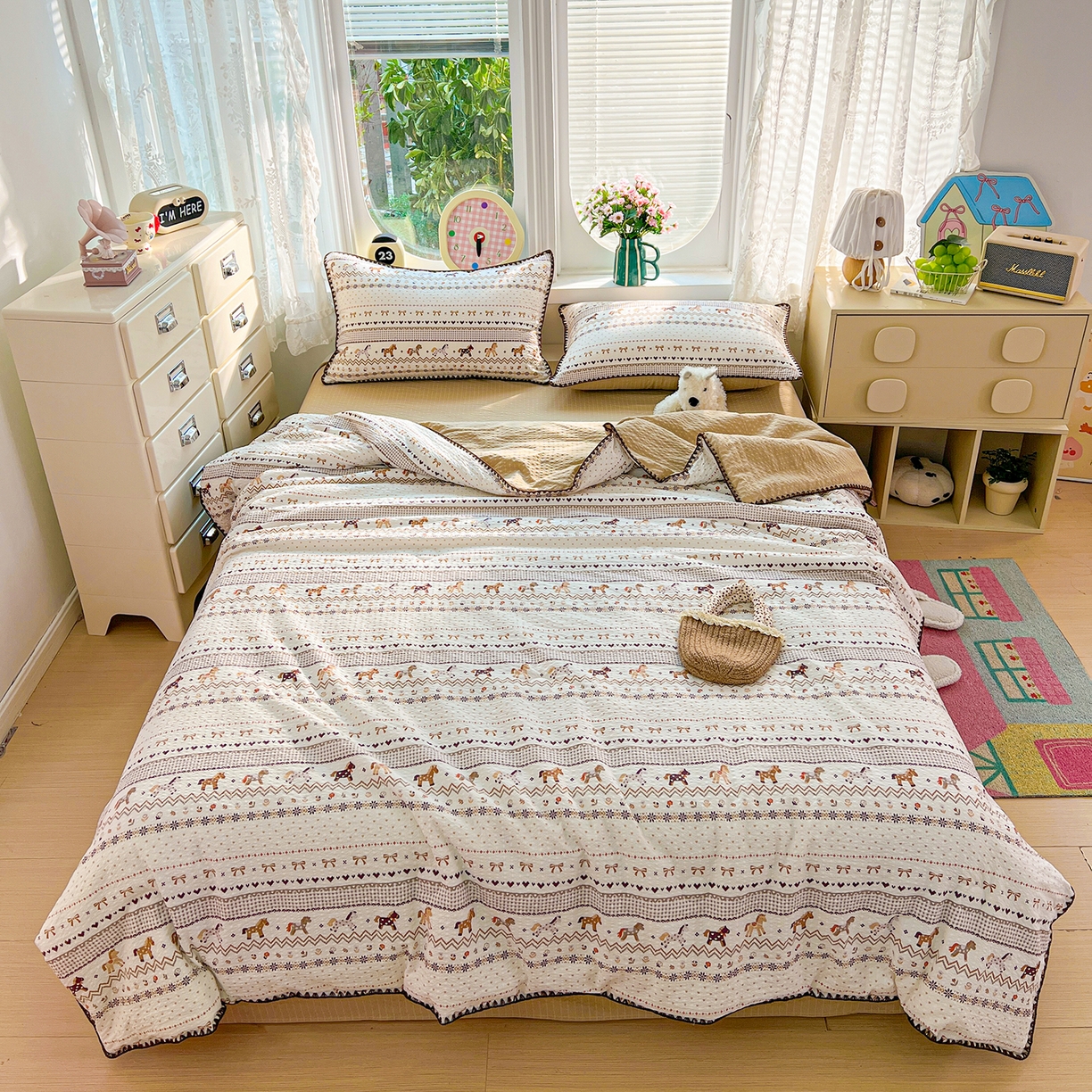 91家纺网 家纺一手货源 找家纺 恒尚居 2026新款A类泡芙纱贝壳边夏被夏凉被四件套空调被三角针绣边 【小马奔腾】贝壳边