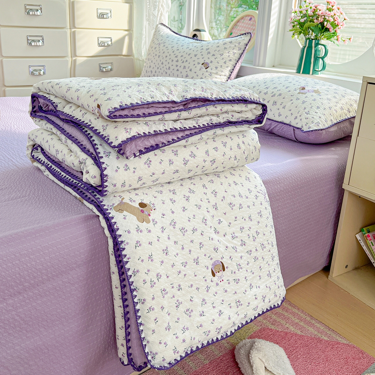 91家纺网 家纺一手货源 找家纺 恒尚居 2026新款A类泡芙纱贝壳边夏被夏凉被四件套空调被三角针绣边 【紫调小狗】贝壳边