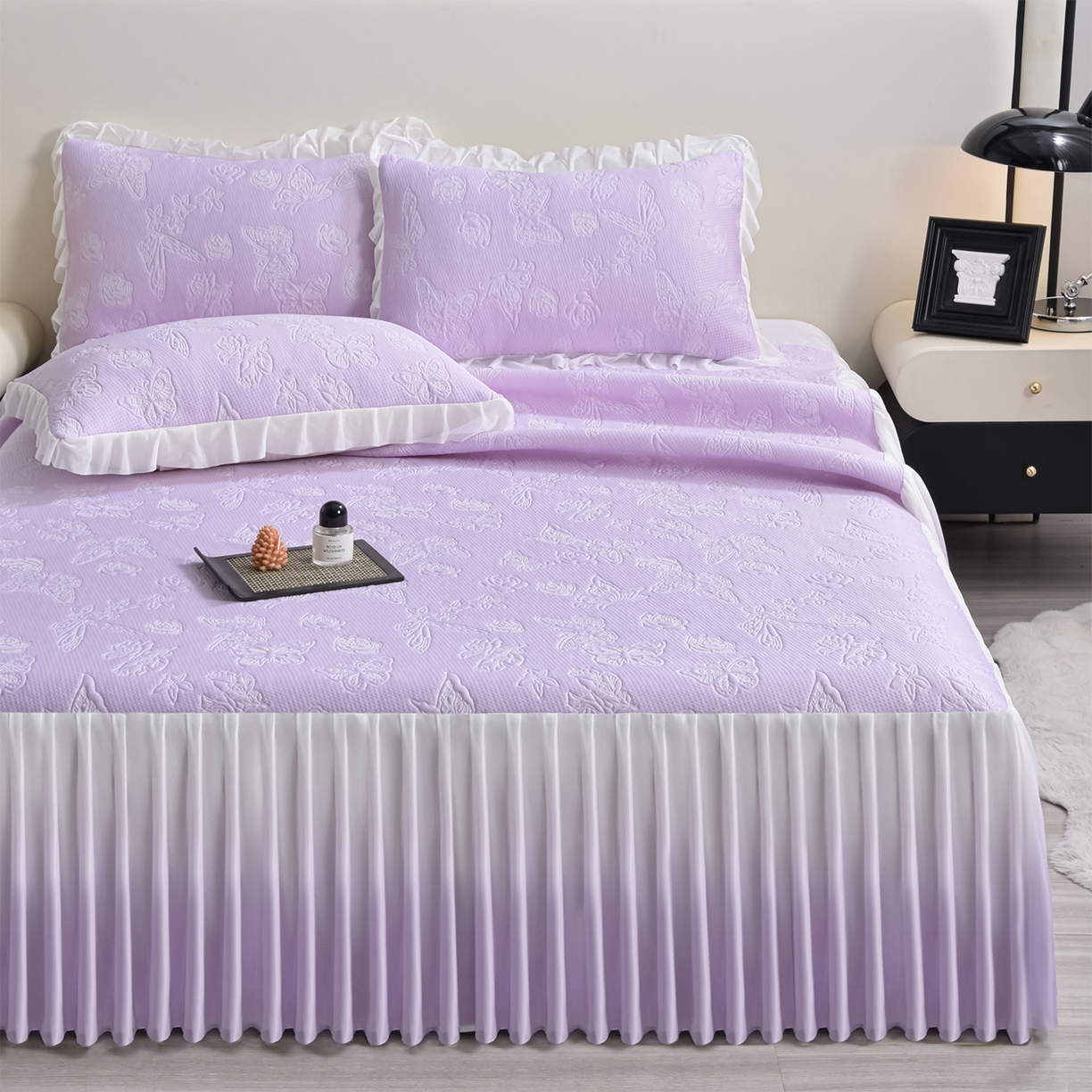 91家纺网 家纺一手货源 找家纺 赛丽雅 2026春夏新款480克A类PE聚乙烯提花冰豆豆凉感床裙款凉席三件套席子空调软席 浮蝶玫瑰-紫