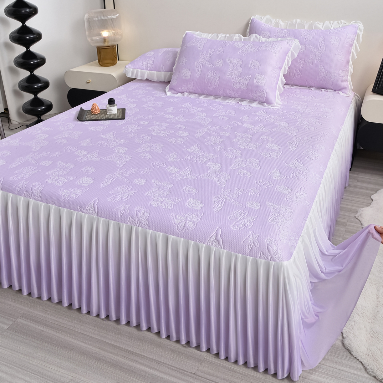 91家纺网 家纺一手货源 找家纺 赛丽雅 2026春夏新款480克A类PE聚乙烯提花冰豆豆凉感床裙款凉席三件套席子空调软席 浮蝶玫瑰-紫