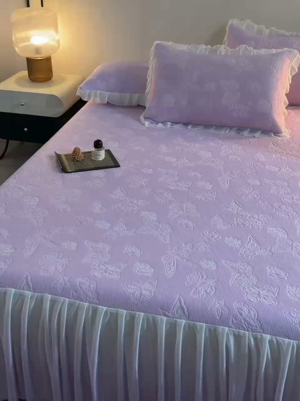 91家纺网 家纺一手货源 找家纺 赛丽雅 2026春夏新款480克A类PE聚乙烯提花冰豆豆凉感床裙款凉席三件套席子空调软席 浮蝶玫瑰-紫