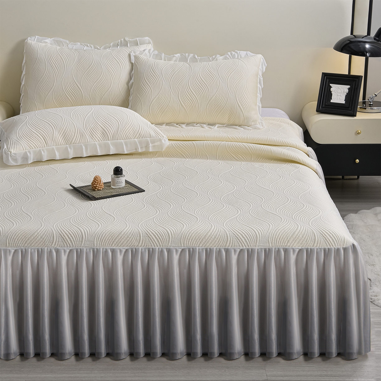 91家纺网 家纺一手货源 找家纺 赛丽雅 2026春夏新款480克A类PE聚乙烯提花冰豆豆凉感床裙款凉席三件套席子空调软席 素色主义-米色