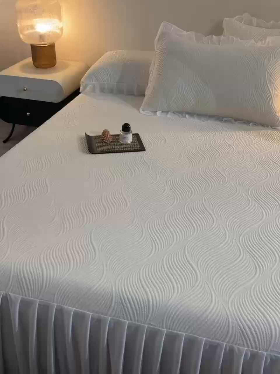 91家纺网 家纺一手货源 找家纺 赛丽雅 2026春夏新款480克A类PE聚乙烯提花冰豆豆凉感床裙款凉席三件套席子空调软席 素色主义-米色