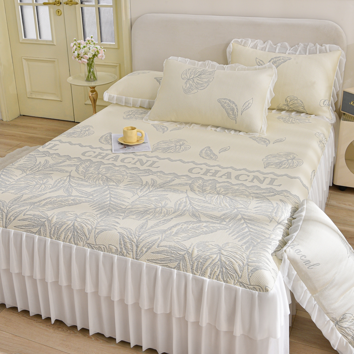 91家纺网 家纺一手货源 找家纺 赛丽雅 2026春夏新款400克A类提花冰豆豆凉感床裙款凉席三件套席子空调软席 海岛风情-香槟