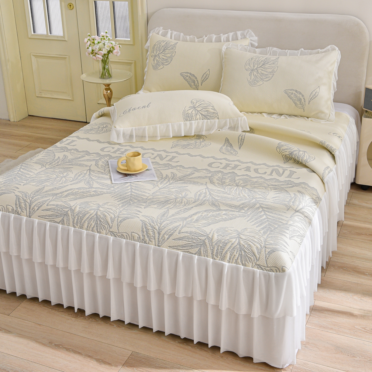 91家纺网 家纺一手货源 找家纺 赛丽雅 2026春夏新款400克A类提花冰豆豆凉感床裙款凉席三件套席子空调软席 海岛风情-香槟