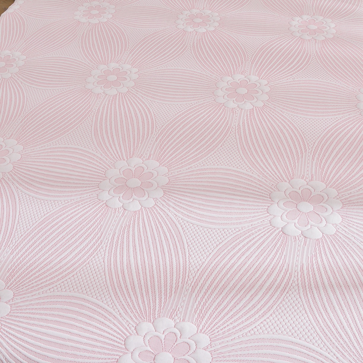 91家纺网 家纺一手货源 找家纺 赛丽雅 2026春夏新款400克A类提花冰豆豆凉感床裙款凉席三件套席子空调软席 花漫里-粉