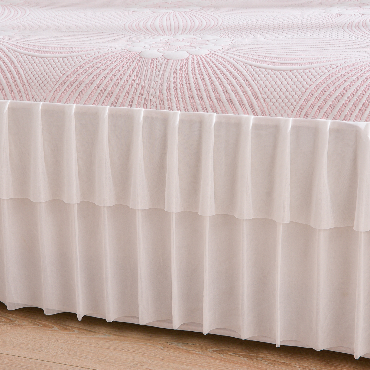 91家纺网 家纺一手货源 找家纺 赛丽雅 2026春夏新款400克A类提花冰豆豆凉感床裙款凉席三件套席子空调软席 花漫里-粉