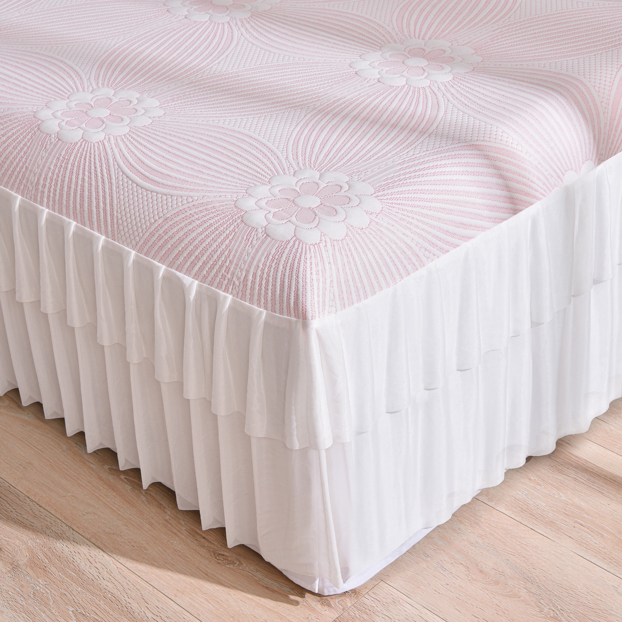 91家纺网 家纺一手货源 找家纺 赛丽雅 2026春夏新款400克A类提花冰豆豆凉感床裙款凉席三件套席子空调软席 花漫里-粉