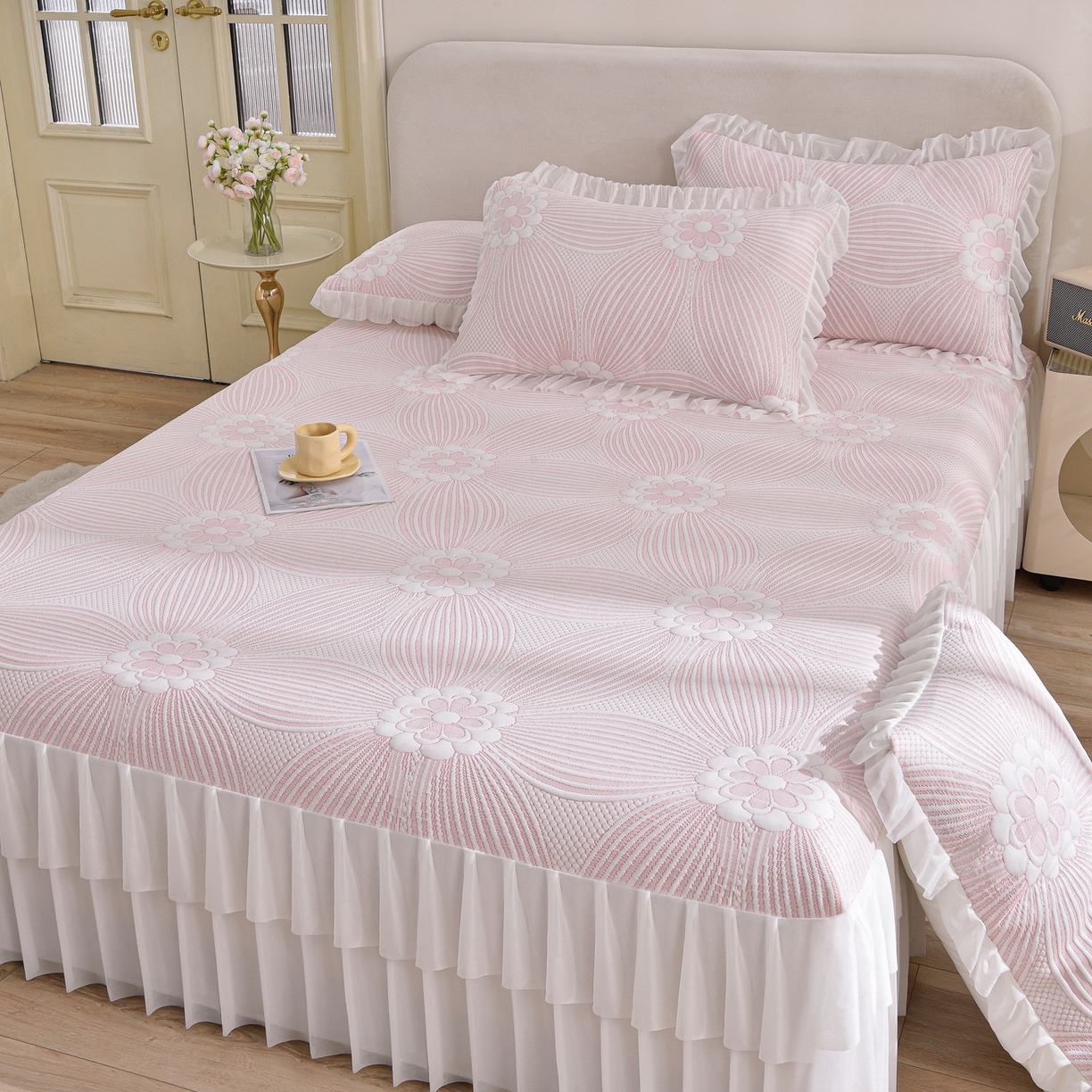 91家纺网 家纺一手货源 找家纺 赛丽雅 2026春夏新款400克A类提花冰豆豆凉感床裙款凉席三件套席子空调软席 花漫里-粉