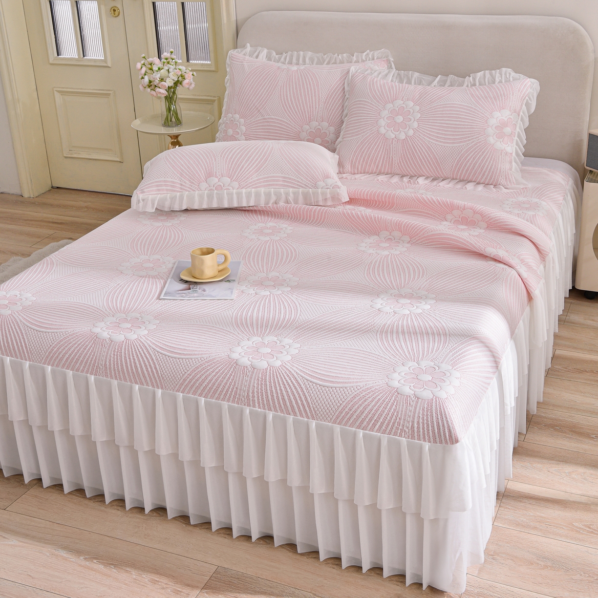 91家纺网 家纺一手货源 找家纺 赛丽雅 2026春夏新款400克A类提花冰豆豆凉感床裙款凉席三件套席子空调软席 花漫里-粉