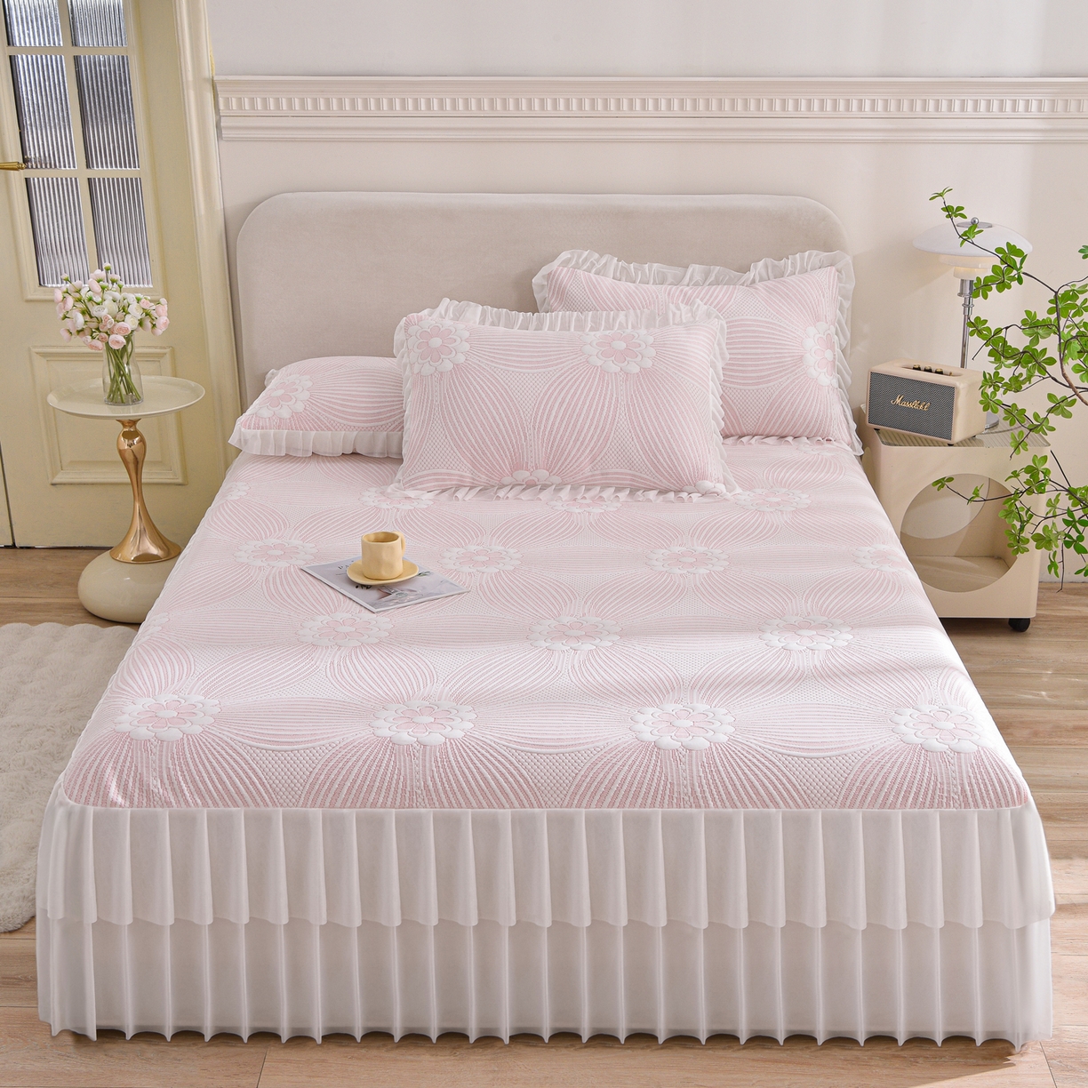 91家纺网 家纺一手货源 找家纺 赛丽雅 2026春夏新款400克A类提花冰豆豆凉感床裙款凉席三件套席子空调软席 花漫里-粉