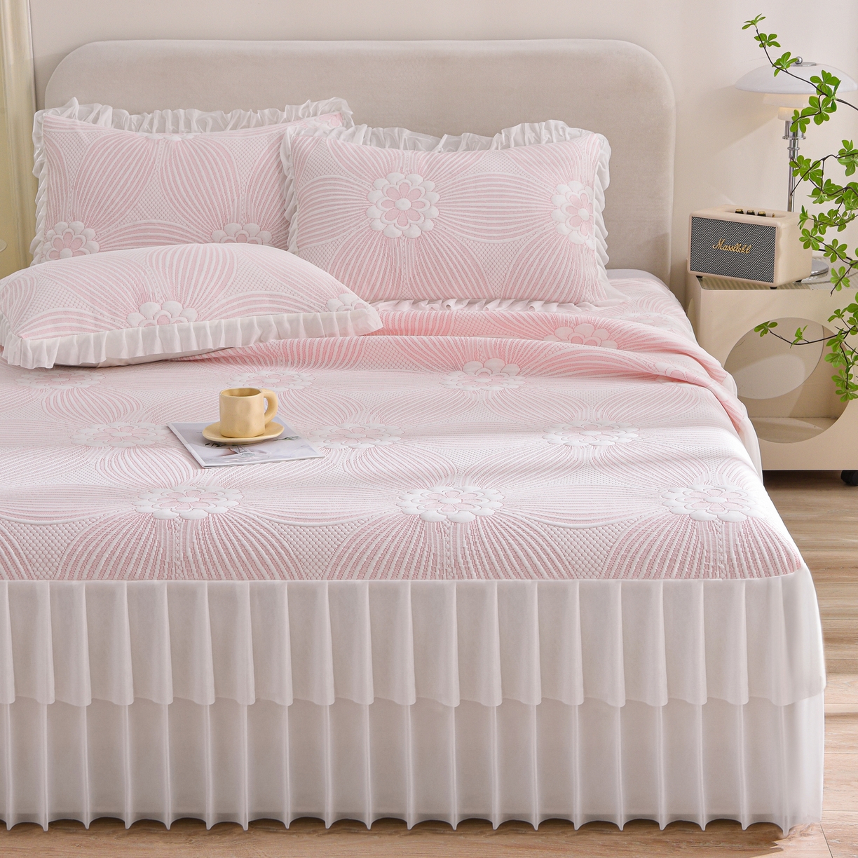 91家纺网 家纺一手货源 找家纺 赛丽雅 2026春夏新款400克A类提花冰豆豆凉感床裙款凉席三件套席子空调软席 花漫里-粉