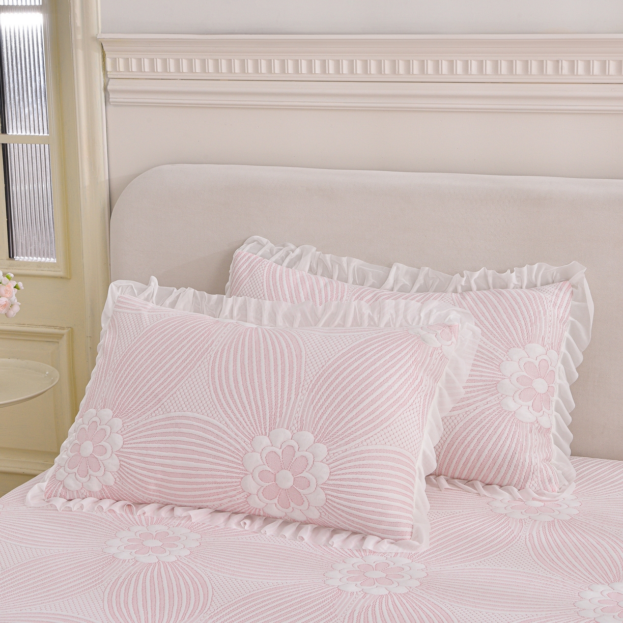 91家纺网 家纺一手货源 找家纺 赛丽雅 2026春夏新款400克A类提花冰豆豆凉感床裙款凉席三件套席子空调软席 花漫里-粉