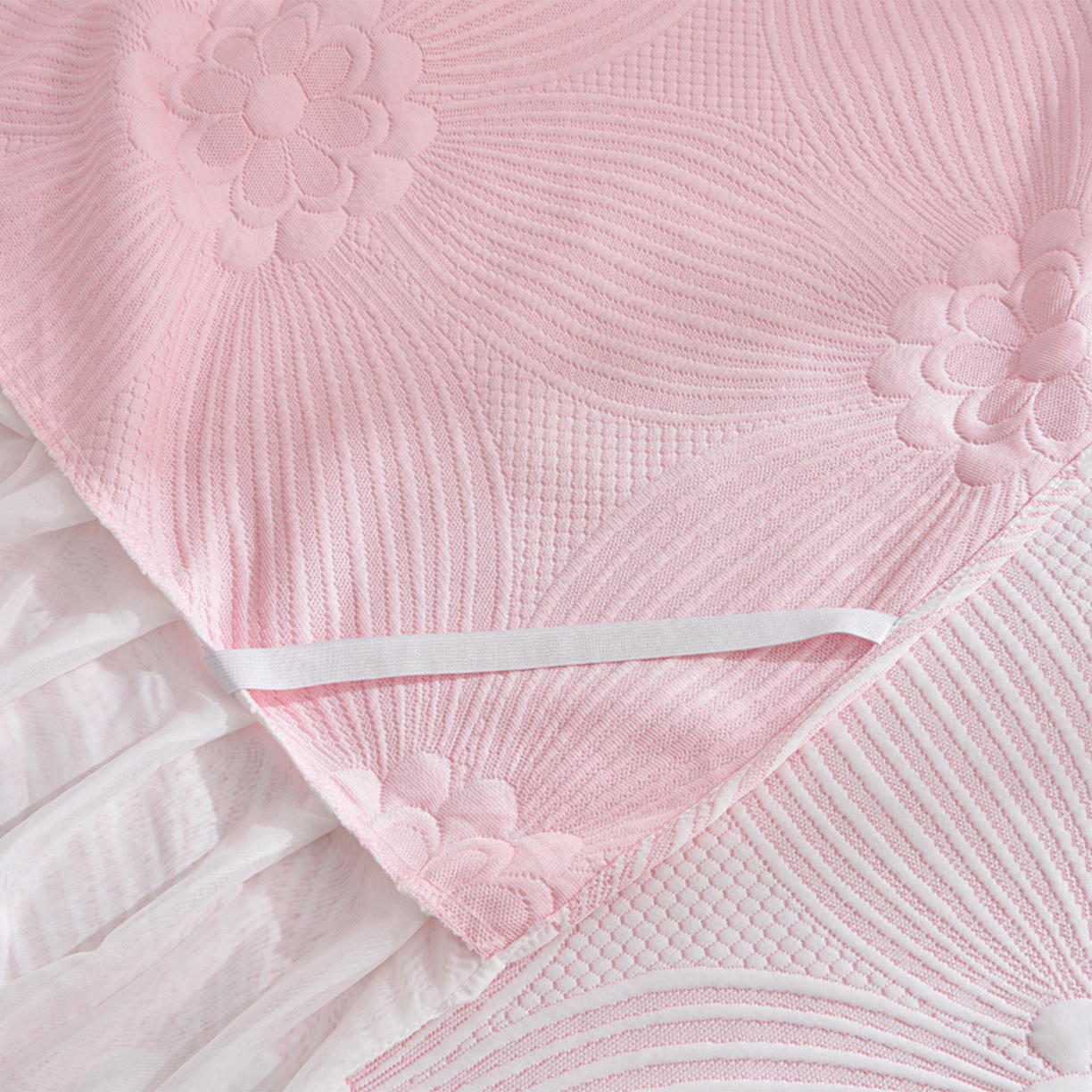 91家纺网 家纺一手货源 找家纺 赛丽雅 2026春夏新款400克A类提花冰豆豆凉感床裙款凉席三件套席子空调软席 花漫里-粉