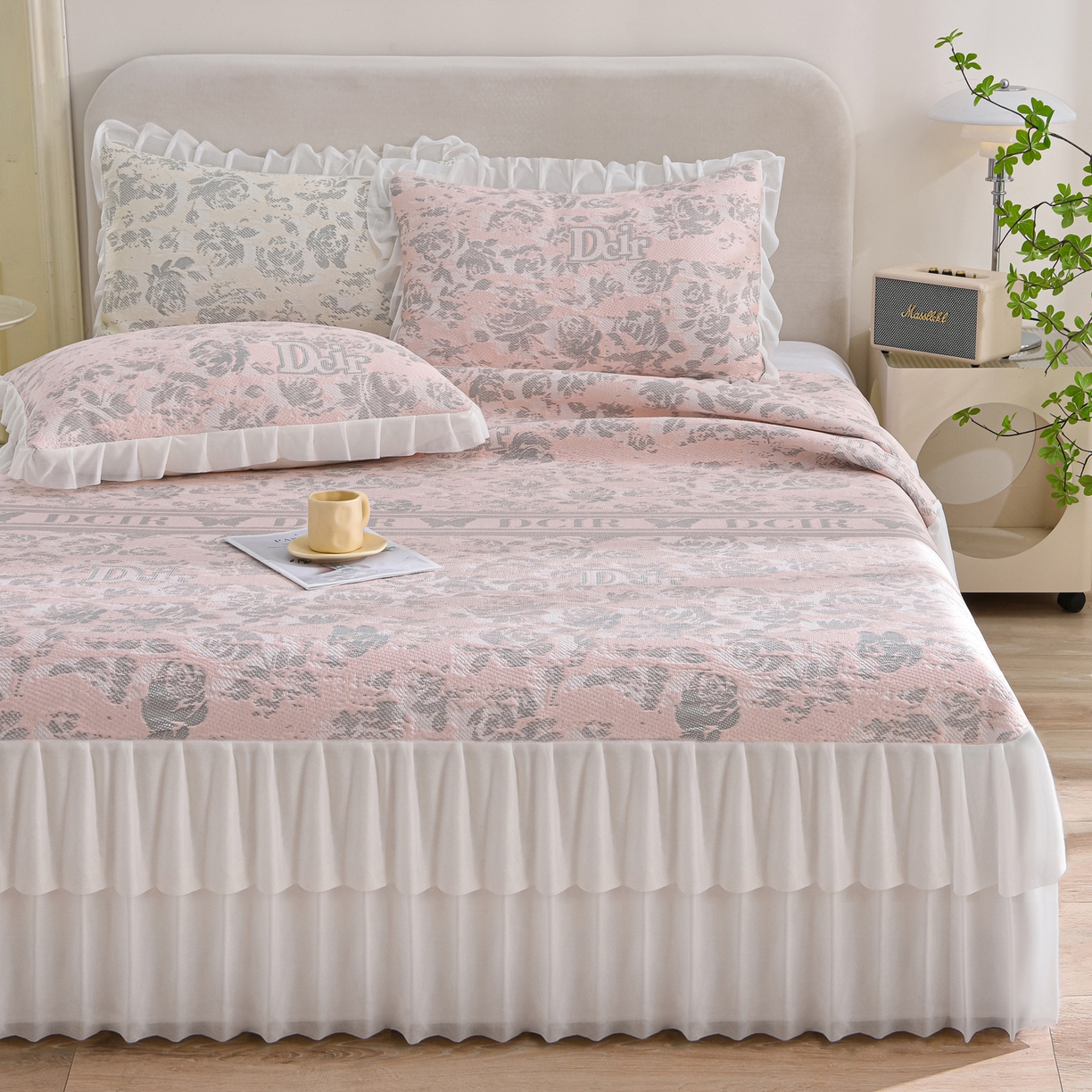 91家纺网 家纺一手货源 找家纺 赛丽雅 2026春夏新款400克A类提花冰豆豆凉感床裙款凉席三件套席子空调软席 玫瑰蝶舞-粉